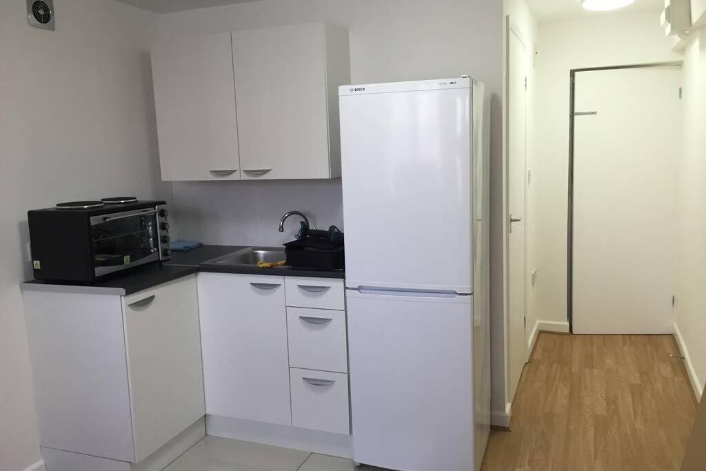 Private Studio Home Away From Home ... 萨顿 外观 照片